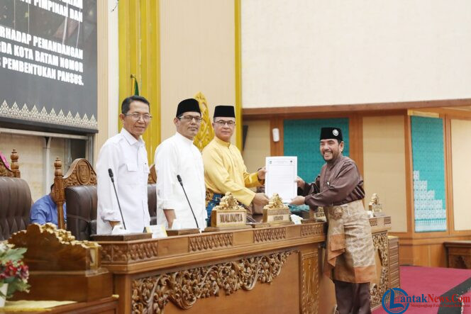 
					Wali Kota Batam, Amsakar Achmad, bersama pimpinan DPRD Batam menerima tanggapan fraksi saat Rapat Paripurna di Ruang Sidang Utama DPRD Kota Batam Jumat (16/10/2026). 