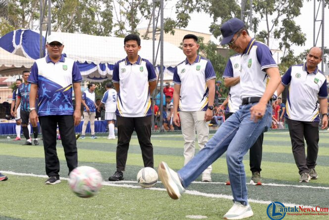 
					Wali Kota Batam, Amsakar Achmad, menendang bola saat membuka Kejuaraan Minisoccer dalam rangka HUT ke-26 DPRD Kota Batam di Lapangan Gama Minisoccer, Bengkong, Sabtu (17/10/2026). 