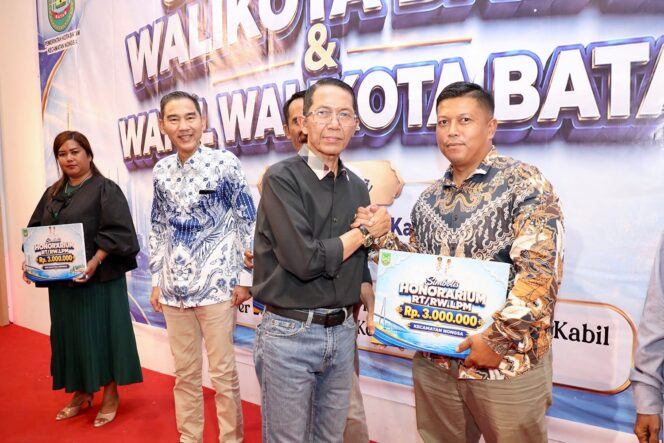 
					Wali Kota Batam, Amsakar Achmad, menyampaikan sambutan saat menghadiri silaturahmi bersama RT, RW, dan LPM se-Kecamatan Nongsa di Hokkie Hotel Batam, Kompleks Punggur Center, Kabil, Nongsa, Minggu (18/10/2026). 