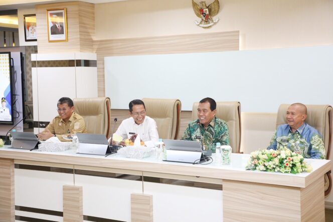 
					Wali Kota Batam, Amsakar Achmad, didampingi Sekda Batam, Firmansyah, menyambut kunjungan Forkopimda Kabupaten Hulu Sungai Selatan di Kantor Wali Kota Batam, Senin (19/10/2026). 