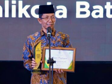 Wali Kota Batam, Amsakar Achmad, menerima penghargaan sebagai Wali Kota Pendukung Zakat Terbaik dalam ajang BAZNAS Grand Awards 2026. 