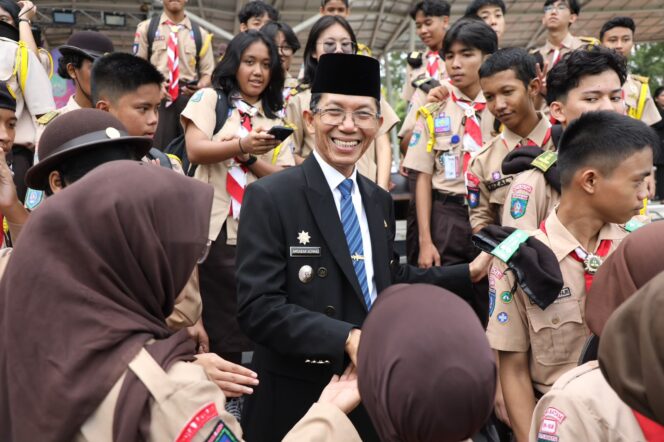 
					Wali Kota Batam, Amsakar Achmad, bersama sejumlah pemuda usai upacara peringatan Hari Sumpah Pemuda tingkat Kota Batam di Dataran Engku Putri, Batam Centre, Rabu (28/10/2026). 
