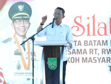 Wali Kota Batam, Amsakar Achmad, menyerap aspirasi warga saat silaturahmi bersama RT, RW, dan LPM se-Kecamatan Galang di Halaman Kantor Camat Galang, Kamis (29/10/2026). 
