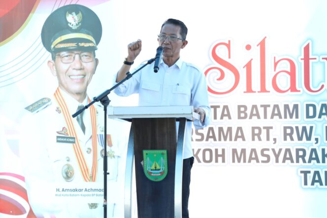 
					Wali Kota Batam, Amsakar Achmad, menyerap aspirasi warga saat silaturahmi bersama RT, RW, dan LPM se-Kecamatan Galang di Halaman Kantor Camat Galang, Kamis (29/10/2026). 