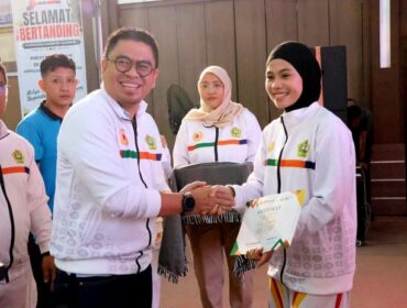 Anggota DPR RI HM Endipat Wijaya melepas kontingen asal Kabupaten Karimun. Endipat akan memberikan apresiasi apabila atlet Karimun berprestasi. 