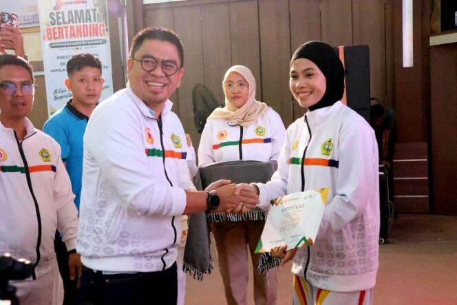 
					Anggota DPR RI HM Endipat Wijaya melepas kontingen asal Kabupaten Karimun. Endipat akan memberikan apresiasi apabila atlet Karimun berprestasi. 