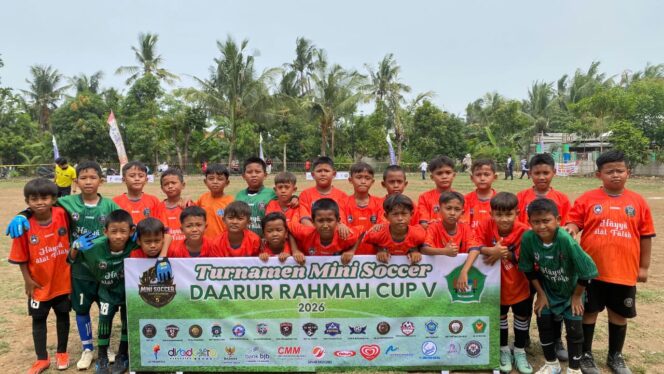 
					Keterangan Foto: Para peserta Turnamen Mini Soccer Daarurrahmah Cup V 2026 berfoto bersama di lapangan pertandingan dengan mengenakan seragam tim masing-masing. Turnamen yang berlangsung pada 28–31 Oktober 2026 di halaman MTs Daarurrahmah Sukatani, Kabupaten Bekasi, ini menjadi ajang silaturahmi antarpelajar SD/MI sekaligus wadah pengembangan bakat, pembinaan karakter, dan penanaman nilai sportivitas sejak dini.