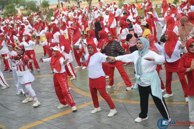 
					Ketua YKI Provinsi Kepri, Dewi Kumalasari Ansar bersama ratusan warga mengikuti senam sehat bersama di halaman Gedung Dekranasda, Tepi Laut Tanjungpinang, Minggu (4/10/2026). 