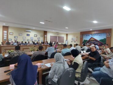 Para kepala OPD, Camat dan tamu undangan lainnya mengikut rapat koordinasi dalam rangka persiapan penilaian Adipura 2026. Rapat dipimpin oleh Asisten Pemerintahan, Keistimewaan dan Kesejahteraan Rakyat di Balai Keurukon, Jumat (30/10/2026). 