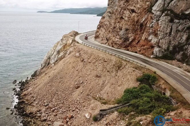 
					Jalan Nasional di Teluk Depih - Selat Lampa, Kabupaten Natuna. Pemprov Kepri melalui Dinas PUPP Kepri tengah menyiapkan konsep peningkatan status sejumlah ruas jalan provinsi menjadi jalan nasional. 