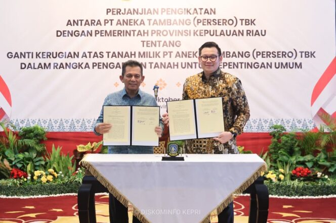
					Gubernur Kepri Ansar Ahmad dan Direktur Strategi Korporasi, Pengembangan Usaha dan Komersial PT ANTAM (Persero) Tbk menunjukkan dokumen Perjanjian Pengikatan Ganti Kerugian dalam rangka pengadaan tanah untuk kepentingan umum yang telah ditandatangani bersama di Tanjungpinang, Kamis (1/10/2026). 