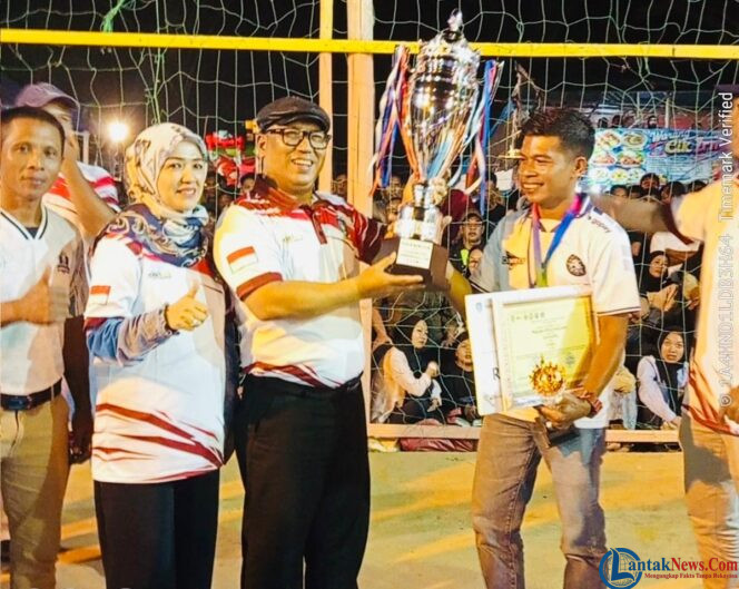 
					Wagub Kepri, Nyanyang Haris Pratamura didampingi istri menyerahkan tropi pemenang Merawang Cup III di Lapangan Bola Voli Tuah Perkasa, Desa Merawang, Sabtu (3/10/2026) malam. 
