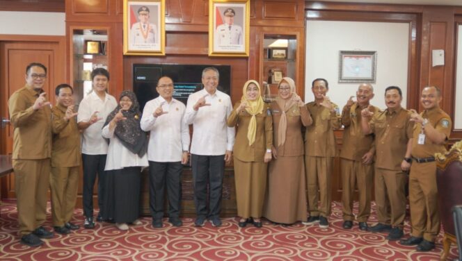 
					Sekdaprov Kepulauan Riau Misni didampingi jajaran BPSDM Kepri dan Widyaiswara berfoto bersama Tim dari Lembaga Administrasi Negara (LAN) RI, di Kantor Gubernur Kepri, Senin (19/10/2026). 