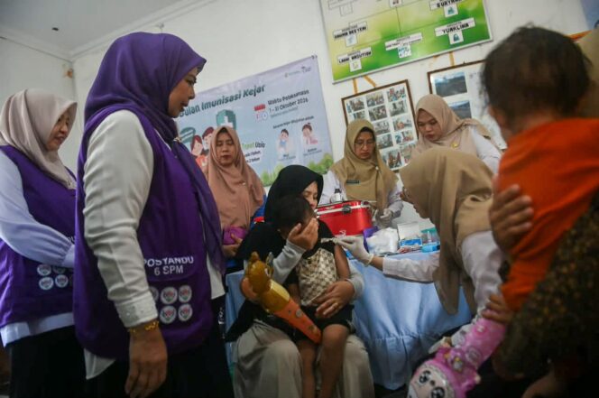 
					Ketua Tim Pembina Posyandu Provinsi Kepri, Dewi Kumalasari Ansar saat melakukan kunjungan kerja Tim Pembina Posyandu Provinsi Kepri dalam rangka pencanangan Bulan Imunisasi Kejar di Posyandu Saliara Perum Bukit Raya Jalan Ganet KM 12 Kelurahan Pinang Kencana, Kecamatan Tanjungpinang Timur, Rabu (21/10/2026). 